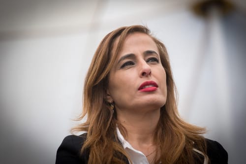 מופע של ניתוק: הח"כית לשעבר הממה את אם החטופה