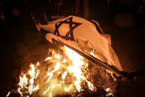 קיצוניים הפגינו נגד המדינה ושרפו דגלי ישראל | צפו: