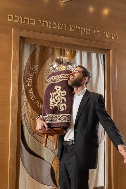 לקראת החג: הזדמנות לזכות בספר תורה משלכם