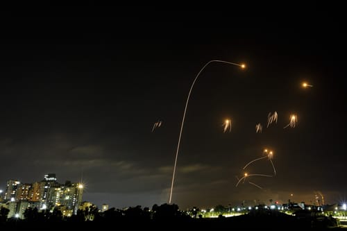 אזעקות בגוש דן ובשומרון; פגיעה ישירה באוטובוס בחולון