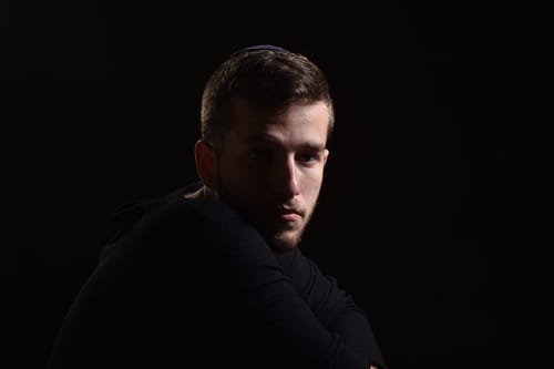 ילד הפלא שגדל להיות זמר שר על המצב: למה מלחמה?