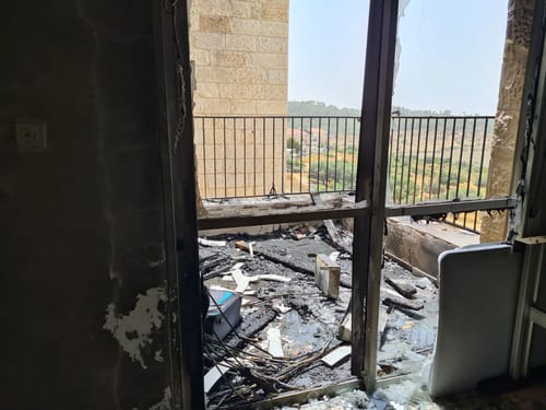 2 דירות נשרפו בבית שמש: האש דילגה מעל הבניין
