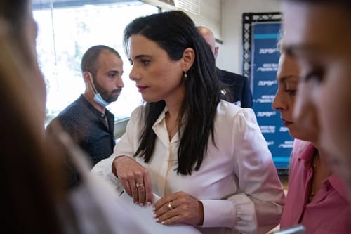 התקדמות במו"מ: בגוש השינוי מאשימים את שקד