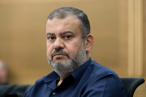 הקואליציה מסתבכת | "זה חוק גזעני; נצביע נגד"