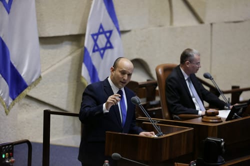 בנט: "לריב כשאיראן דוהרת לגרעין – חוסר אחריות"