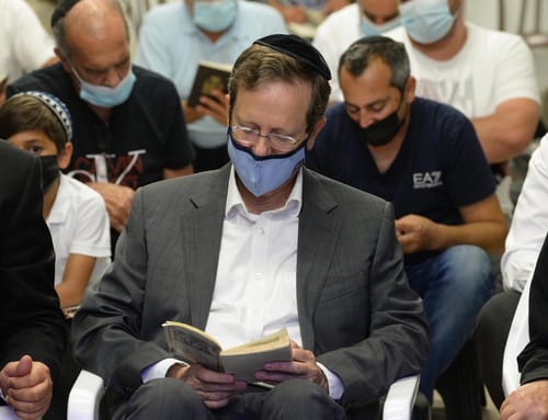 הנשיא השתתף בקריאת איכה בבית כנסת באשקלון