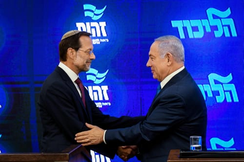 נתניהו קיבל בברכה לישיבת הסיעה מתנגד חיסונים