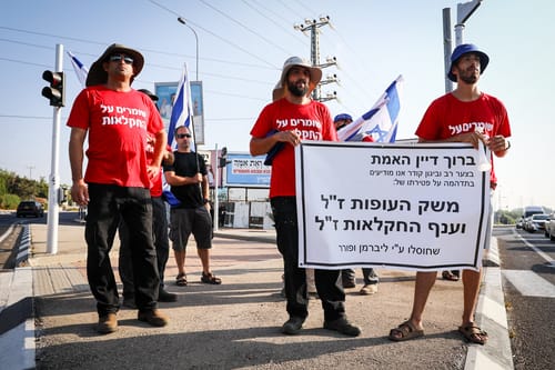 החקלאים זועמים: השליכו ביצים במחאה על הייבוא