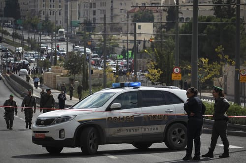 ערבי פרץ לבית של יהודי בשייח' ג'ארח ונורה ברגלו