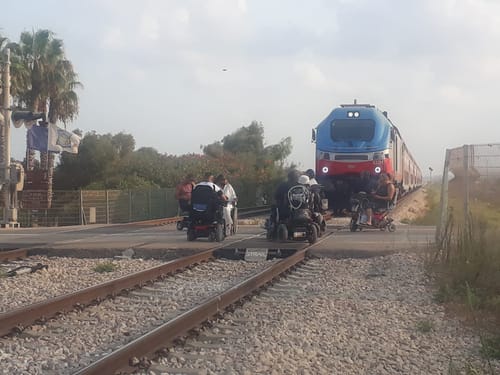 פעילי מחאת הנכים חסמו את הרכבת בצומת הבונים