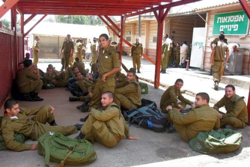 כפי שפורסם בסרוגים: היום התגייסו תלמידי שיעור א'