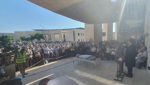 אלפים בהלווית הרב יהושע צוקרמן