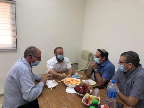 רבנים נגד הממשלה? אורבך נפגש עם ראש ישיבת עכו