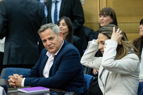מאחורי הגב: התרגיל של הורוביץ לשאשא ביטון