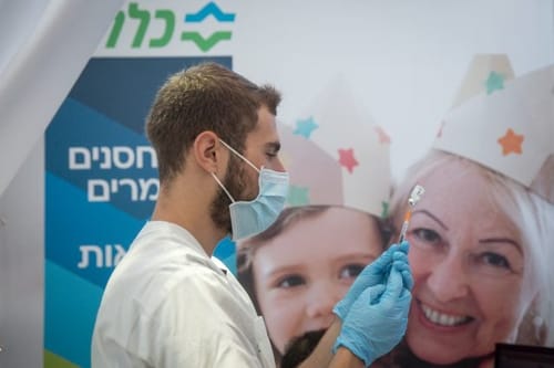 דיווח: האם התו הירוק ישלל מסרבני החיסון השלישי?