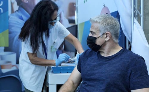 לפיד אחרי החיסון: ככל שיותר יתחסנו, פחות ימותו