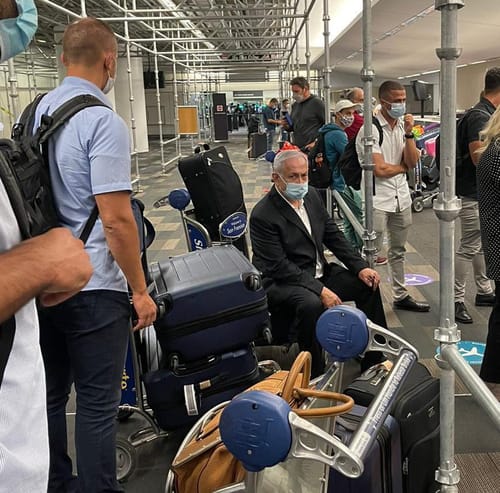 גם כשהוא על ארגזים: אל תמהרו להספיד את נתניהו