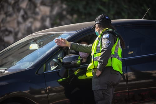 חולה מאומת אותר במסעדה כשהגיע לאסוף משלוח