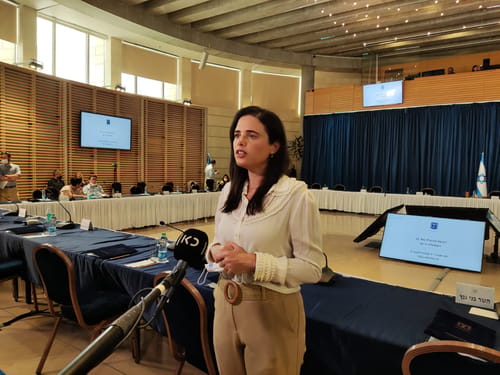 שקד: "נאשר תקציב למנייני חצרות בימים הנוראים"