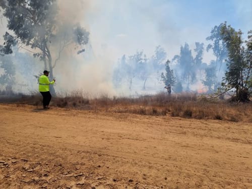2 שריפות פרצו בשער הנגב. חשד כי נגרמו מבלון תבערה