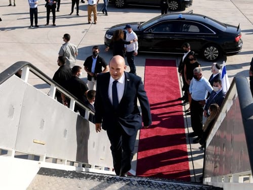 בנט המריא לארה"ב: מציע להפסיק באובססיה לישראל