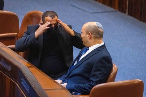 קארה מסביר לפעילים: "לא אאפשר פגיעה בעסקים"