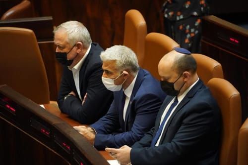 מגבירים לחץ: בנט, לפיד וגנץ בהודעה משותפת