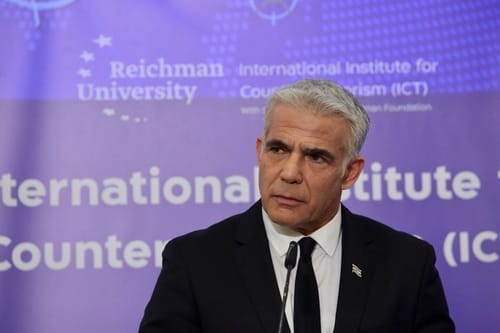 לפיד: "הכתובות באושוויץ – מעשה אנטישמי מזעזע"