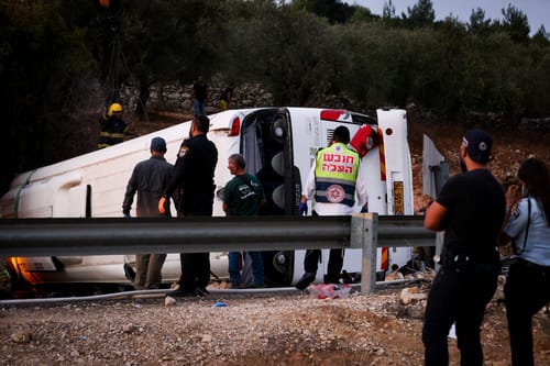 "איך אפשר לקבור ארבעה פרחים אחד ליד השני?"