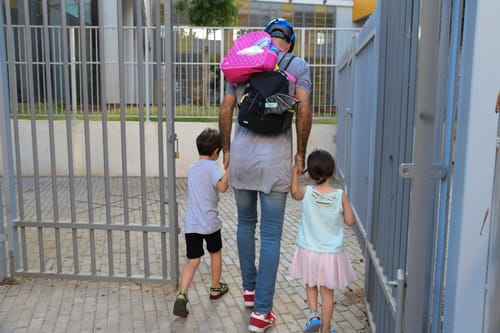 בנט מקדם: תלמידים בערים ירוקות לא יצטרכו בידוד