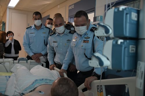 המפכ"ל ביקר את הלוחם שנפצע בקלנדיה