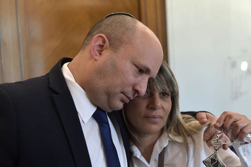 בנט נפגש עם אמו של הלוחם בראל חדריה שמואלי