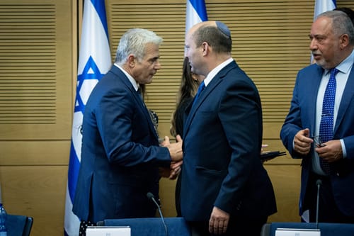 בנט נגד לפיד: "אין מקום למדינה נוספת בין הים לירדן"