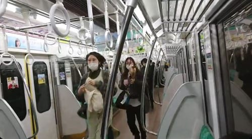 אירוע דקירה בטוקיו: לפחות 15 פצועים ברכבת תחתית