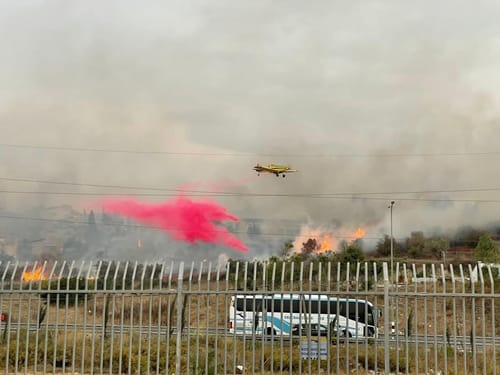 שריפת ענק בצפון: בתים פונו, רכבים ועסקים נשרפו