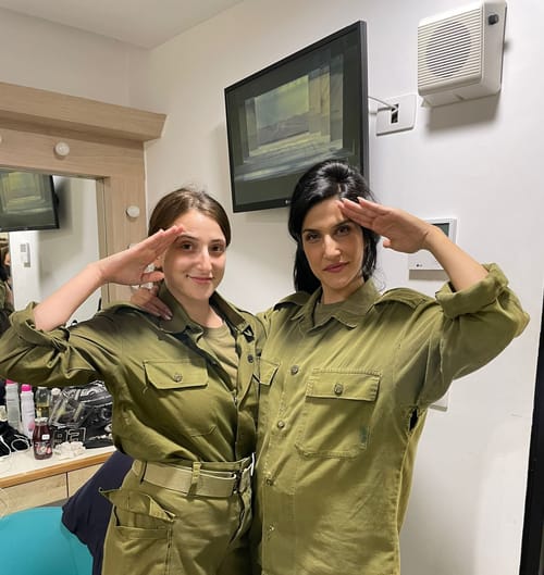 צפו: מגי אזרזר חושפת מה יש לה בבטן ופורשת מהבמה
