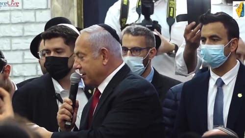 צפו: נתניהו בחגיגות בכפר חב"ד