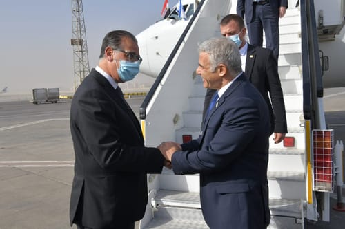 לראשונה: לפיד הגיע למצרים ונפגש עם א-סיסי