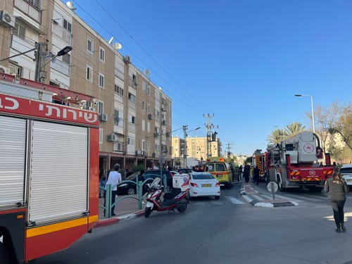 שריפה בדימונה: 3 לכודים חולצו מהמבנה הבוער