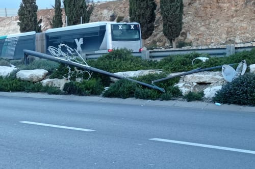 עמוד תאורה נפל על משאית בירושלים, 2 פצועים במקום