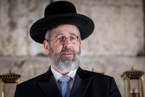 "התנהגות בלתי הולמת" | דרישה לפטר את הרב לאו