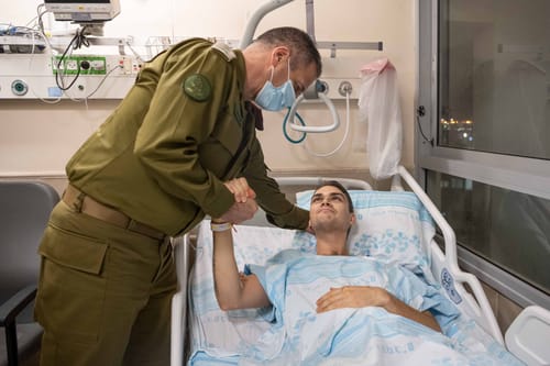 הרמטכ"ל ביקר את הפצוע: "שמחתי לשמוע שניצלת"