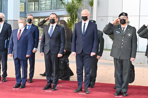 גנץ: "לקחת בחשבון את המשחק הכפול של איראן"