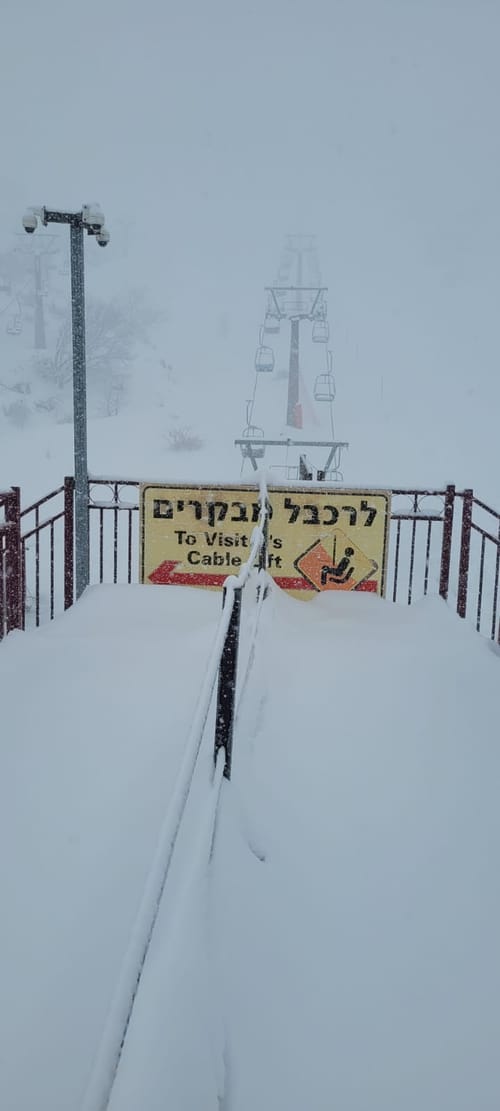 ברק פגע בבית בצפת; שלג כבד בחרמון | צפו