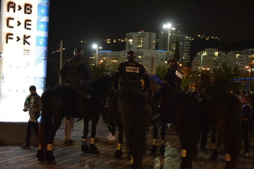 מעצרים בדרבי: רימוני עשן צה"ליים, זיקוקים ואבוקה