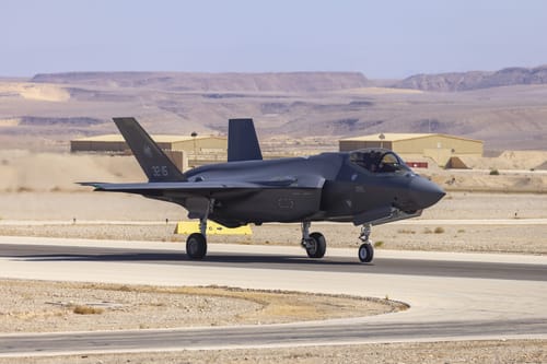 צפו בתיעוד: מטוסי ה-F35 מפילים מל"טים איראניים