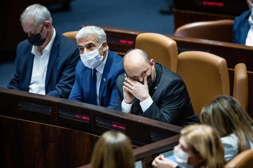 בנט צריך להילחם בטרור אך הוא מנהל קרבות אחרים