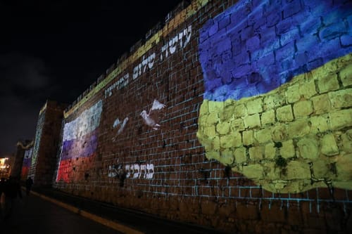 מתכוננים לפסגה? דגלי רוסיה ואוקראינה על החומות
