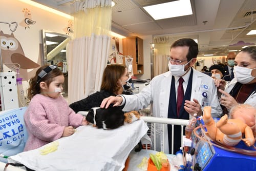 צפו: הנשיא מחלק משלוחי מנות לילדים בבית החולים