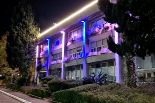 לאחר הפיגוע: בניין עיירת חדרה הואר בצבעי כחול לבן
